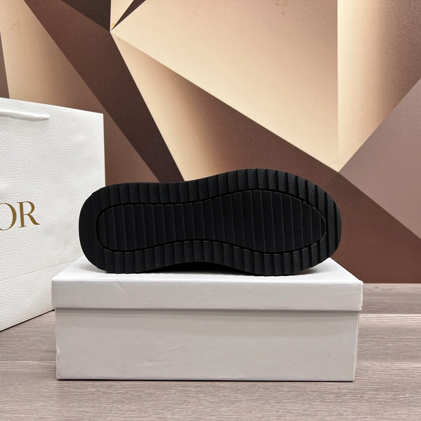 Factory price: 438💰Dior original quality.~ Unique modern style sneakers. 🏃A must-have casual shoe for trendy men😍😍 Imported cowhide fabric, sheepskin foot pads (refuse to discolor and grind feet) soles: Original soles specially provided by the original factory, French lazy style design ⚠️Fit to the feet, original quality, super comfortable original soles. It’s like shooting the real thing🎬The real thing is better, high-quality sneakers, men’s shoe size: 38-44 (45 and 46 can be customized)